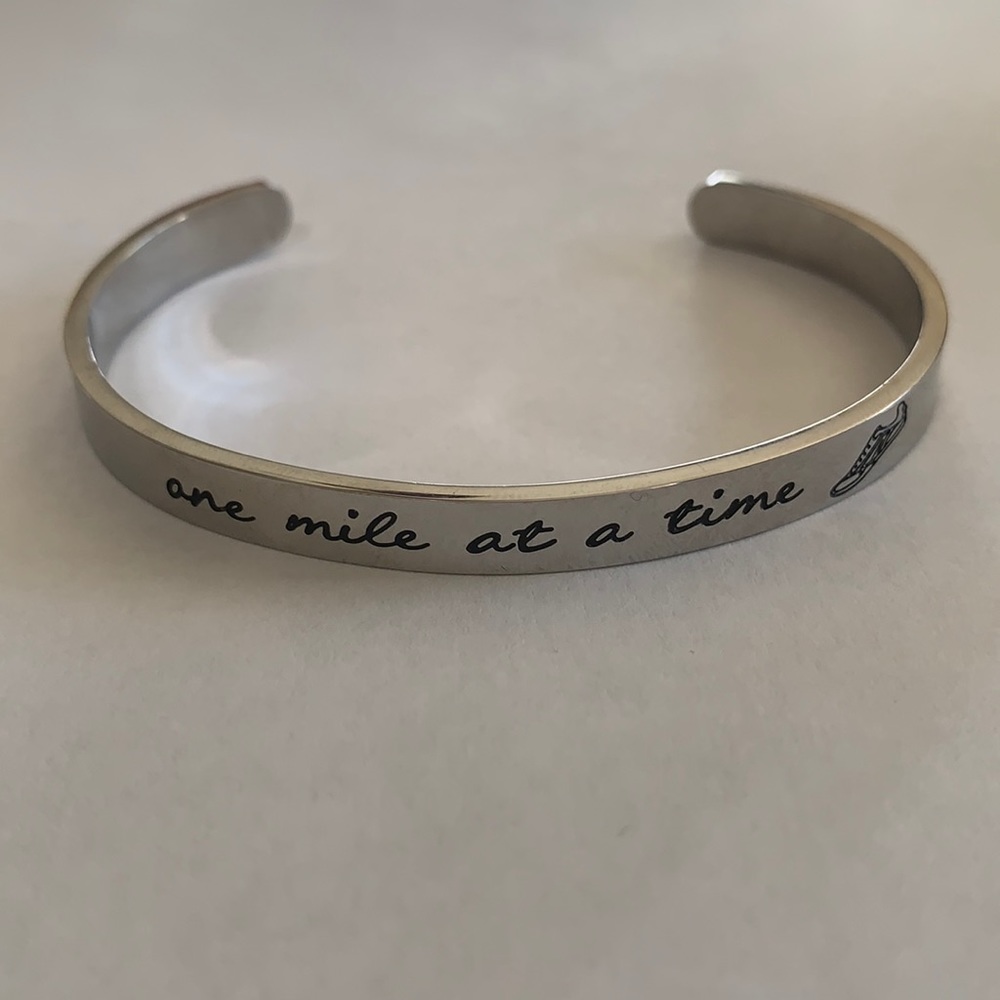 Adjustable metal bracelet